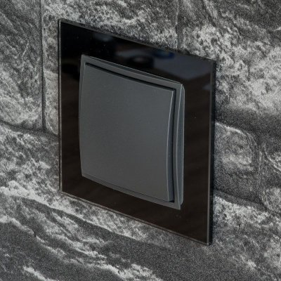 Фотография в интерьере Рамка стеклянная 1-а коллекция B.7 GLAS, цвет «черный антрацит, матовый», 10116616