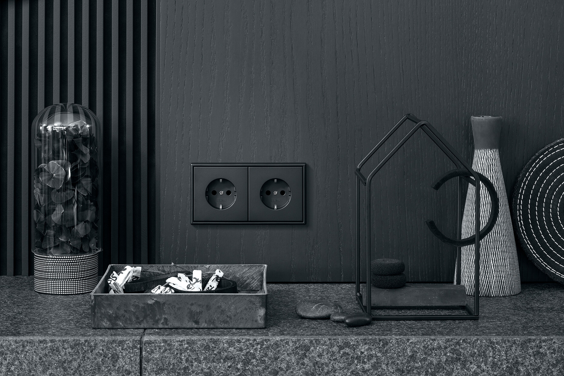 Розетки черные матовые купить