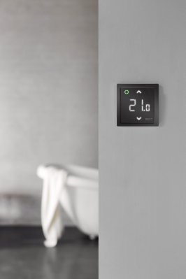 Фотография в интерьере Терморегулятор электронный DEVIreg™ Smart Pure Black Wi-Fi, интеллектуальный таймер, черный