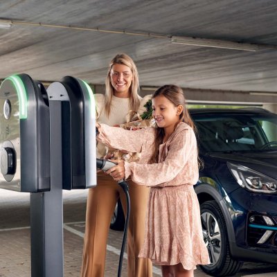 Фотографія в інтер'єрі Зарядна станція Charge 1ф. 7,4кВт (32А) з вбудованим T2 кабелем 7 метрів, (Schneider Electric EVH5A07N2C7)