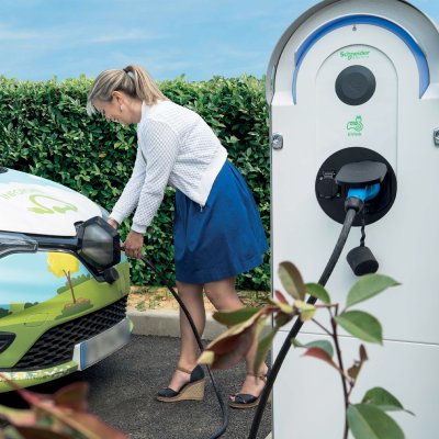 Фотографія в інтер'єрі Зарядна станція Charge 3ф. 11кВт (16А) з вбудованим T2 кабелем 7 метрів, (Schneider Electric EVH5A11N2C7)