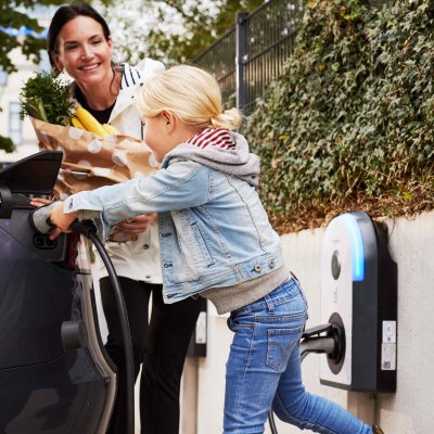 Фотографія в інтер'єрі Зарядна станція Charge 3ф. 11кВт (16А) з вбудованим T2 кабелем 7 метрів, (Schneider Electric EVH5A11N2C7)