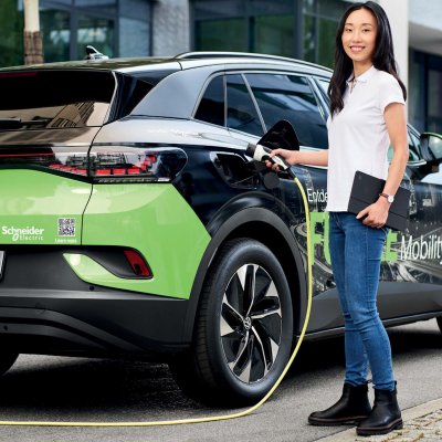 Фотографія в інтер'єрі Зарядна станція Charge 3ф. 11кВт (16А) з вбудованим T2 кабелем 7 метрів, (Schneider Electric EVH5A11N2C7)