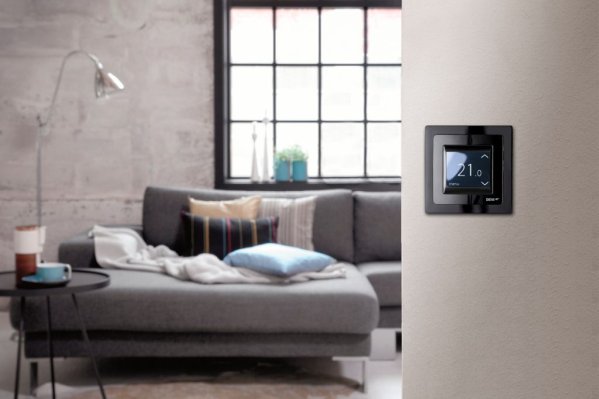 Фотография в интерьере Терморегулятор DEVIreg Touch 140F1069 сенсорный многофункциональный, +5...+35 С черный глянец