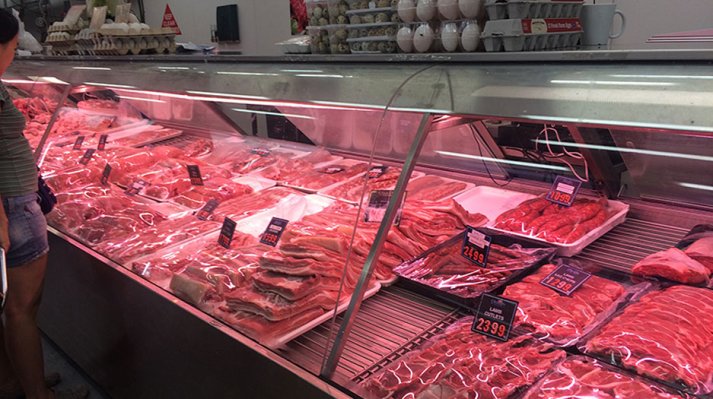 Фотография в интерьере Лента cветодиодная 60 Led/m 2900K (meat) 12V, 5.5Вт. IP33 CRI80 e-pcb RISHANG 2835-60-IP33-WW-8-12 R0060TA-A-1 (19665) для мясных прилавков