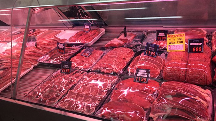 Фотография в интерьере Лента cветодиодная 60 Led/m 2900K (meat) 12V, 5.5Вт. IP33 CRI80 e-pcb RISHANG 2835-60-IP33-WW-8-12 R0060TA-A-1 (19665) для мясных прилавков