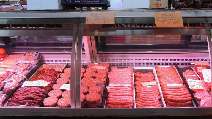 Фотография в интерьере Лента cветодиодная 60 Led/m 2900K (meat) 12V, 5.5Вт. IP33 CRI80 e-pcb RISHANG 2835-60-IP33-WW-8-12 R0060TA-A-1 (19665) для мясных прилавков